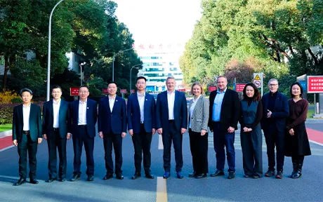 الرئيس التنفيذي لشركة دويتز يزور شركة فاود باور، ويناقش التعاون الاستراتيجي