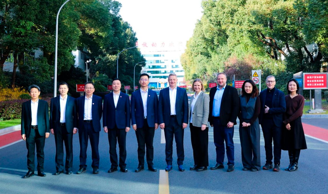 الرئيس التنفيذي لشركة دويتز يزور شركة فاود باور، ويناقش التعاون الاستراتيجي